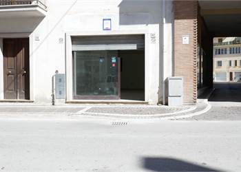 Locale commerciale in affitto